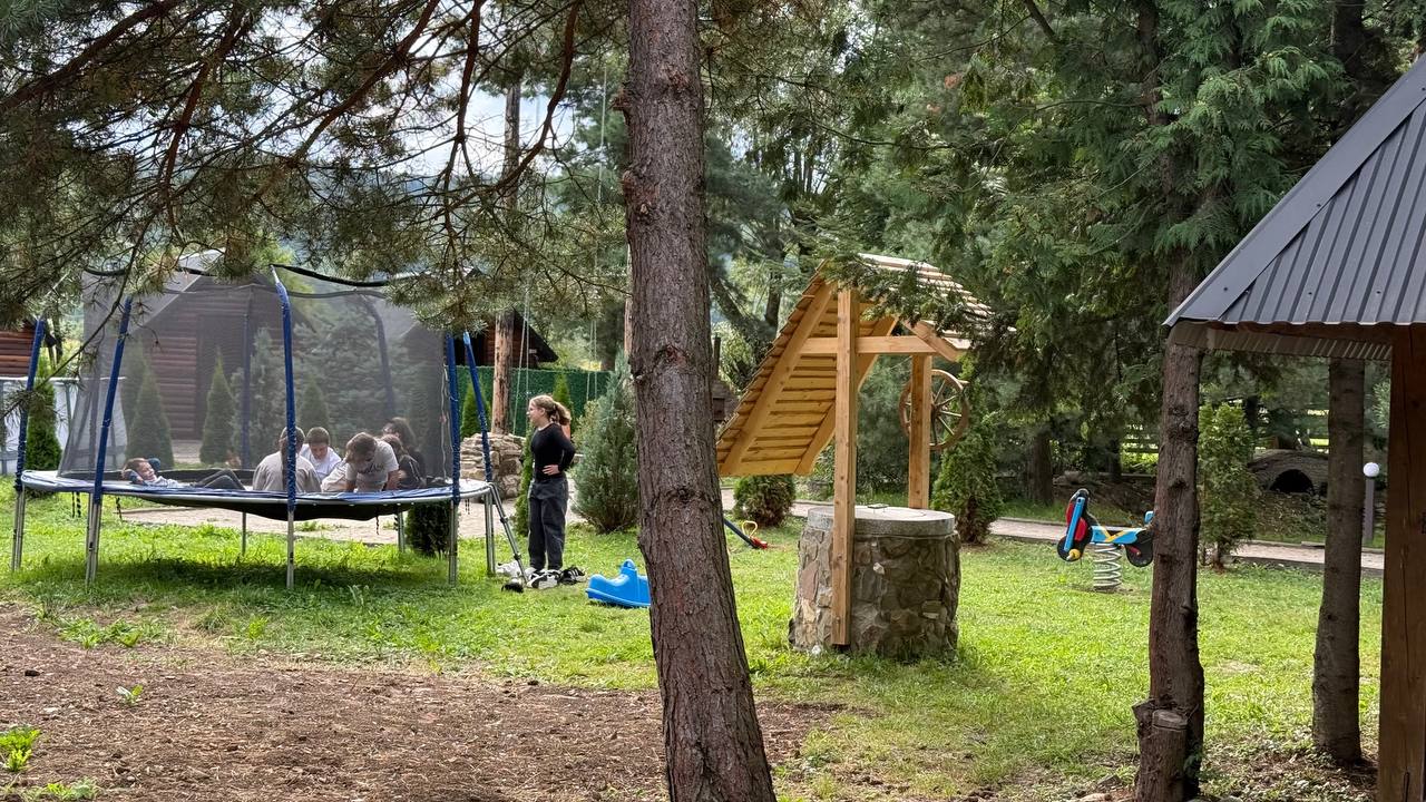 Просторе подвір'я для дитячих ігор