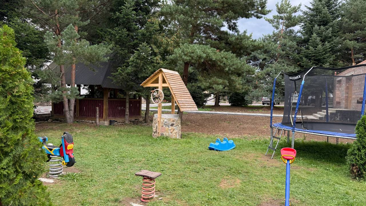 Ігровий простір поруч із альтанкою