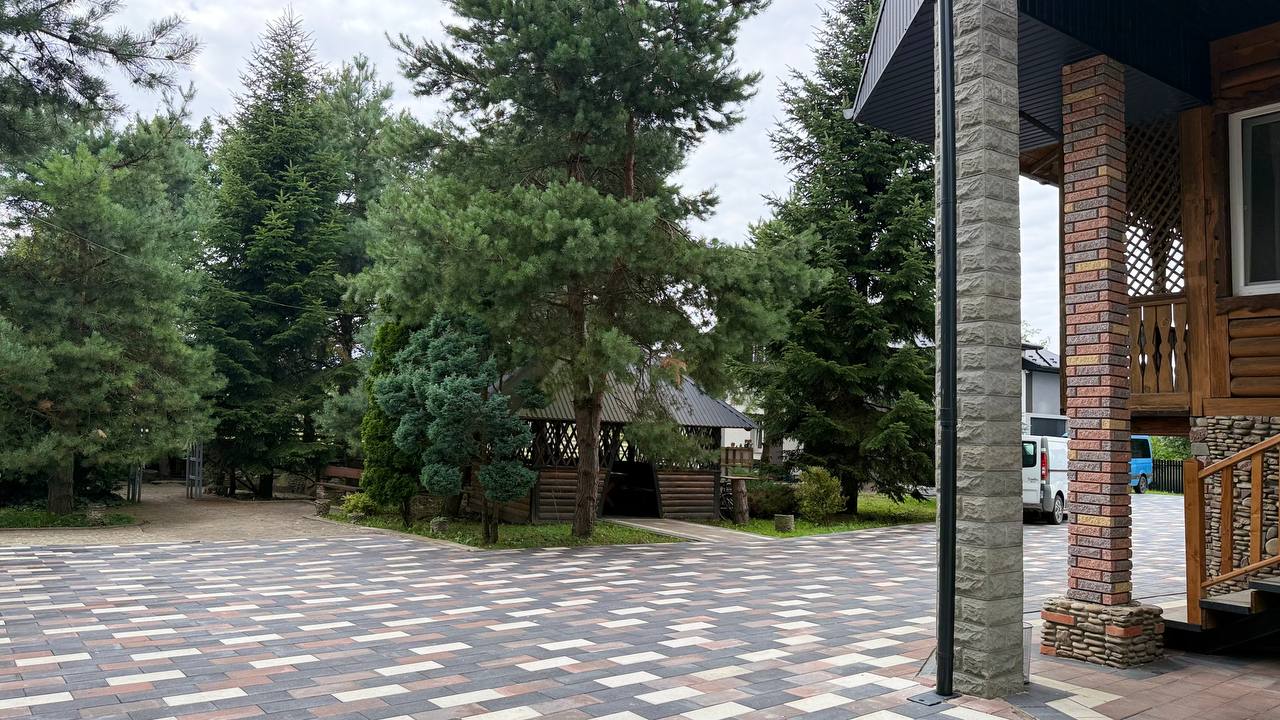 Просторе вимощене подвір'я біля готелю